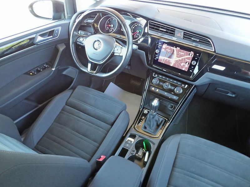 Volkswagen Touran 1.5TSI DSG Highline 7 míst TZ - fotka 26 z 37