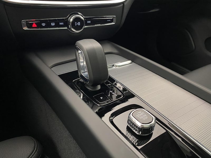 Volvo V60 B4 DARK PLUS AUT  - fotka 27 z 59