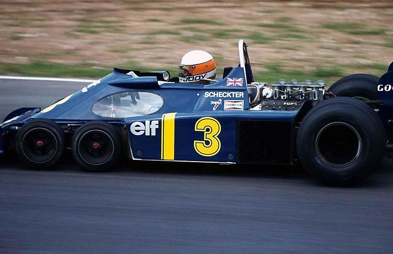 Jody Scheckter za volantem revoluční šestikolky Tyrrell P34.