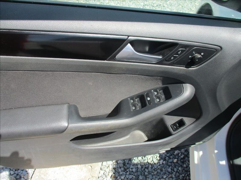 Volkswagen Jetta 1,6 TDI,klima,servis,1.maj,CZ, - fotka 10 z 27