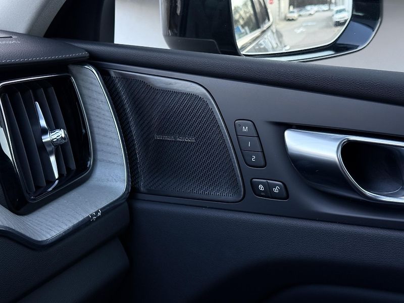 Volvo XC60 T8 AWD RECH.*ULTRA DARK + kola - fotka 34 z 62