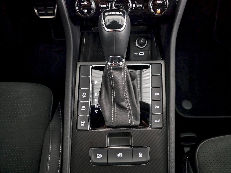 Škoda Superb (2023) 2.0TSi 140kW DSG SPORTLINE TAŽ - fotka 21 z 32
