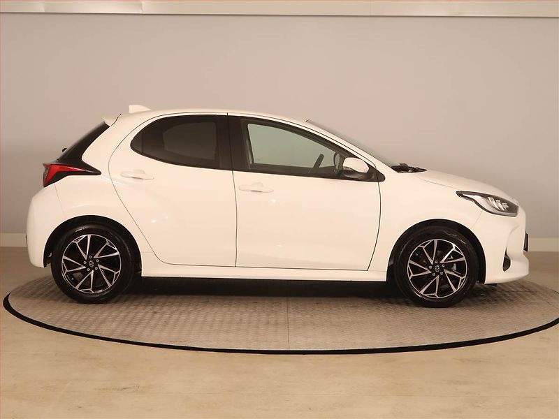 Toyota Yaris (2023) 1.5 VVT-i, Serv.kniha - fotka 6 z 17