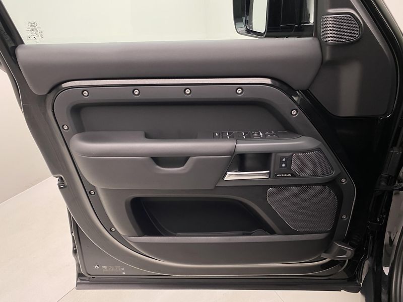 Land Rover Defender 110 P400 X-DYNAMIC REZERVACE - fotka 7 z 49