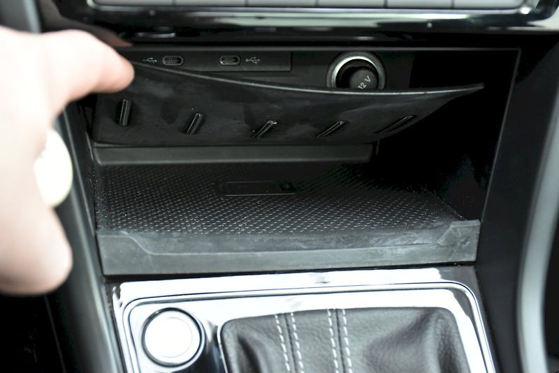 Volkswagen Touran (2021) R-Line 2,0 TDI 110kW 7DSG - fotka 24 z 35
