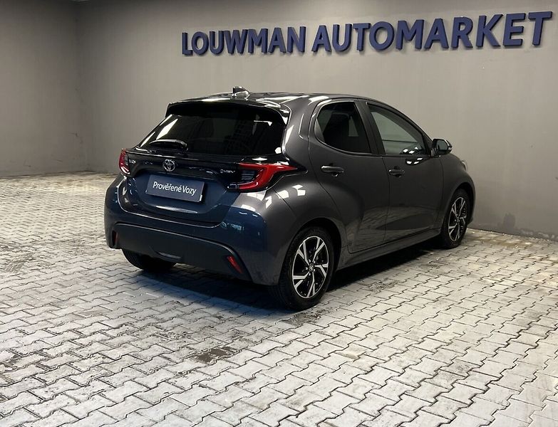 Toyota Yaris 1.5 Hybrid AT STYLE - fotka 2 z 17