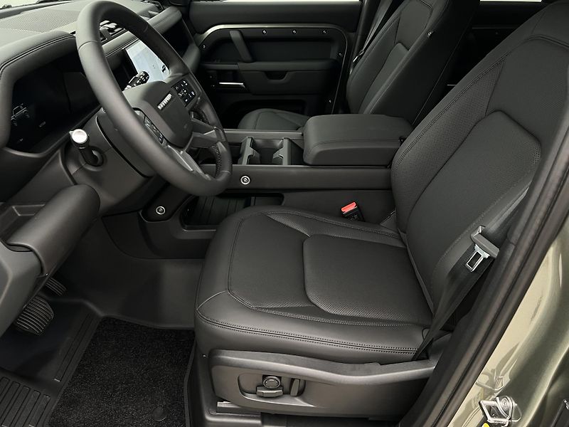 Land Rover Defender 110 D250 X-DYNAMIC SE AWD AUT  - fotka 3 z 45