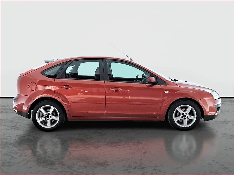 Ford Focus (2007) 1.6 16V, po STK, rezervace - fotka 6 z 17