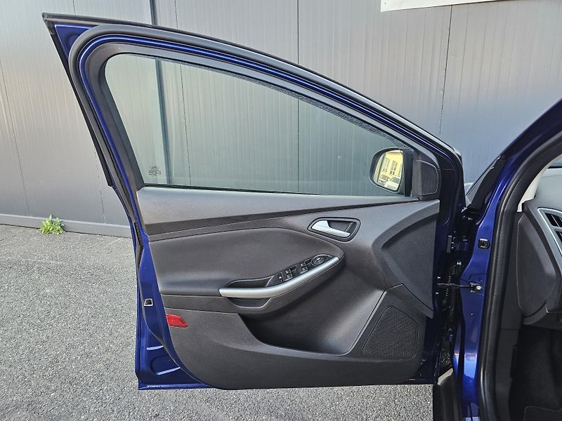 Ford Focus 1.0 92kW,VÝHŘEV,2xKOLA,SERVIS - fotka 16 z 64