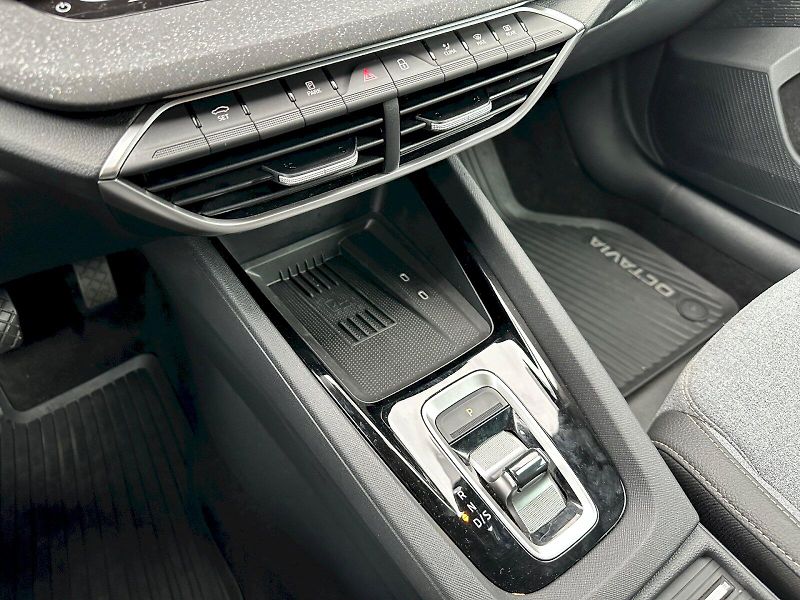 Škoda Octavia (2024) 1.5 TSI 110kW MHEV Top Selecti - fotka 17 z 23