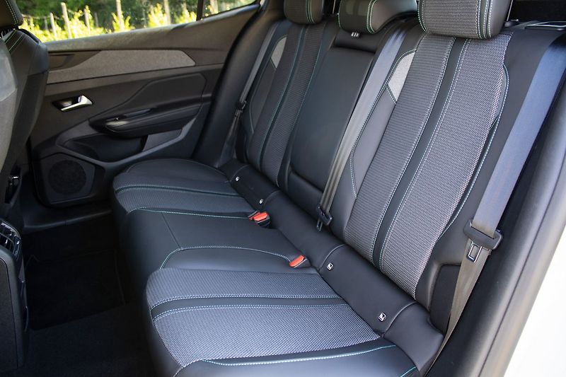 Peugeot 408 hybrid - fotka 18 z 21