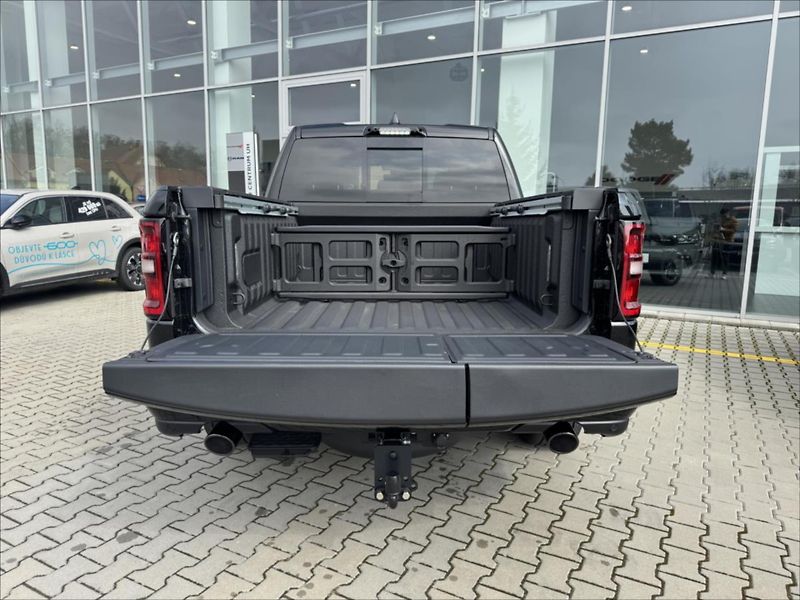 Dodge RAM (2025) 3,0 R6  Laramie Night - fotka 6 z 21