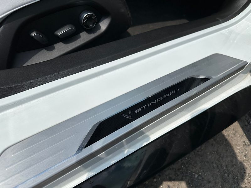 Chevrolet Corvette (2022) C8 Stingray 6.2 V8 354kW Targa - fotka 20 z 33