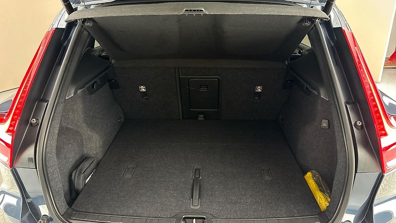 Volvo XC40 2.0 B4 AUT AWD Momentum Pro - fotka 17 z 29
