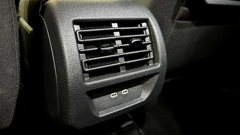 Ford Tourneo Connect ZÁRUKA / 7 MÍST / TOP STAV - fotka 23 z 40