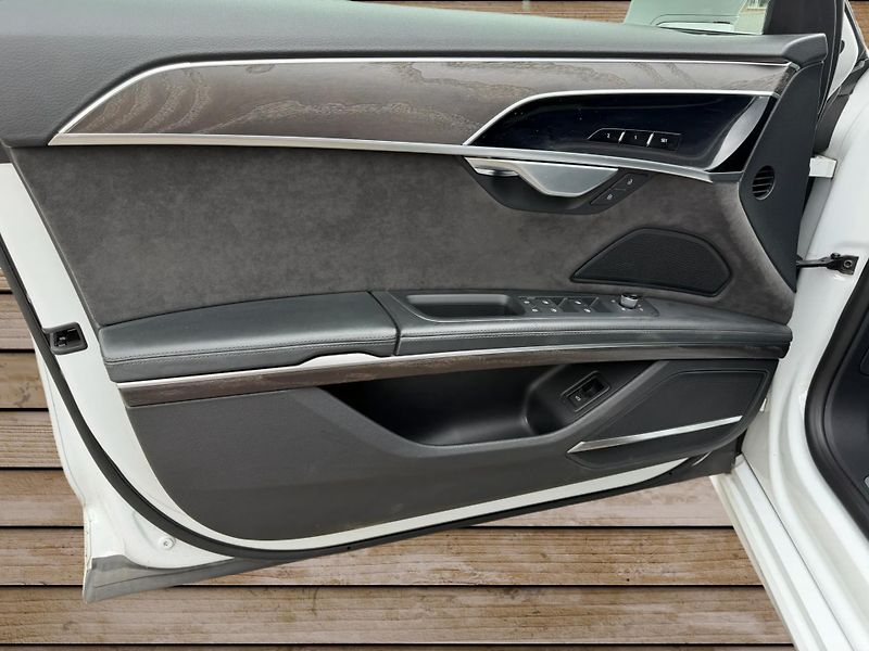 Audi A8 (2021) +60TFSi+LONG+S-LINE+po servise - fotka 17 z 25