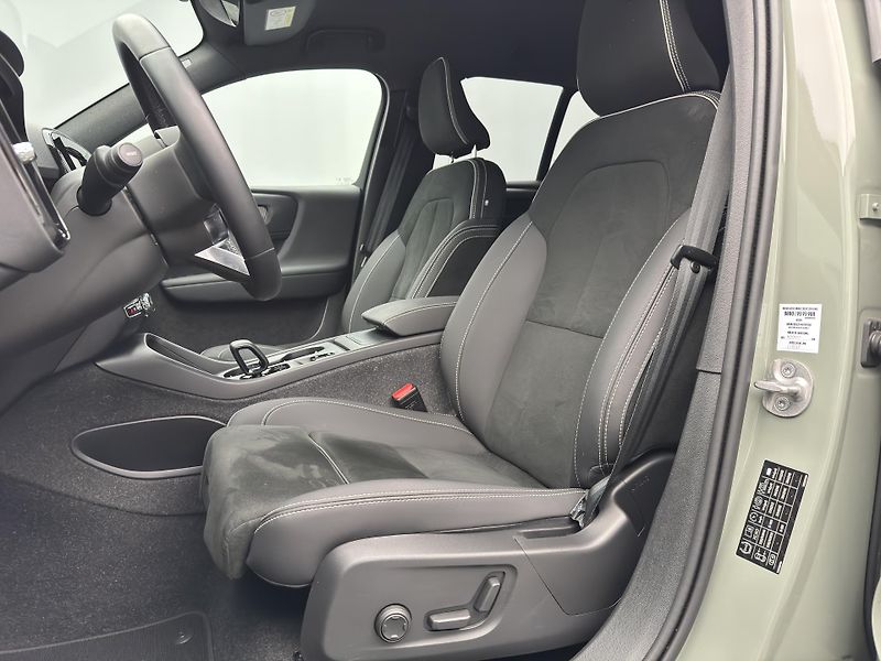 Volvo XC40 B3 CORE AUT  - fotka 4 z 42