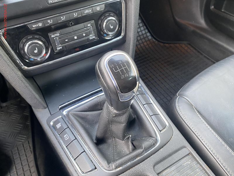 Škoda Superb (2010) 2.0TDi, ČR, Bixenon, AC - fotka 15 z 18