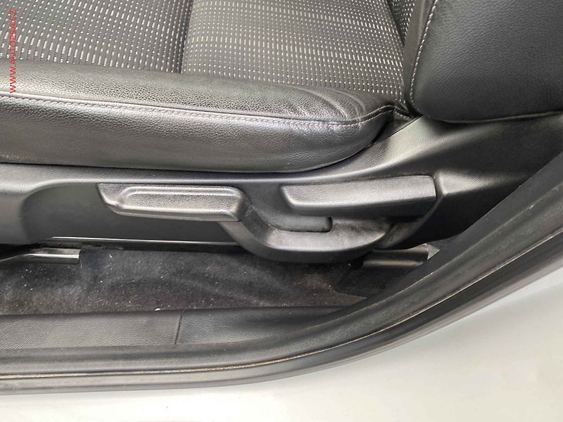 Honda HR-V (2016) 1.5i-VTEC, Executive, AT - fotka 14 z 17