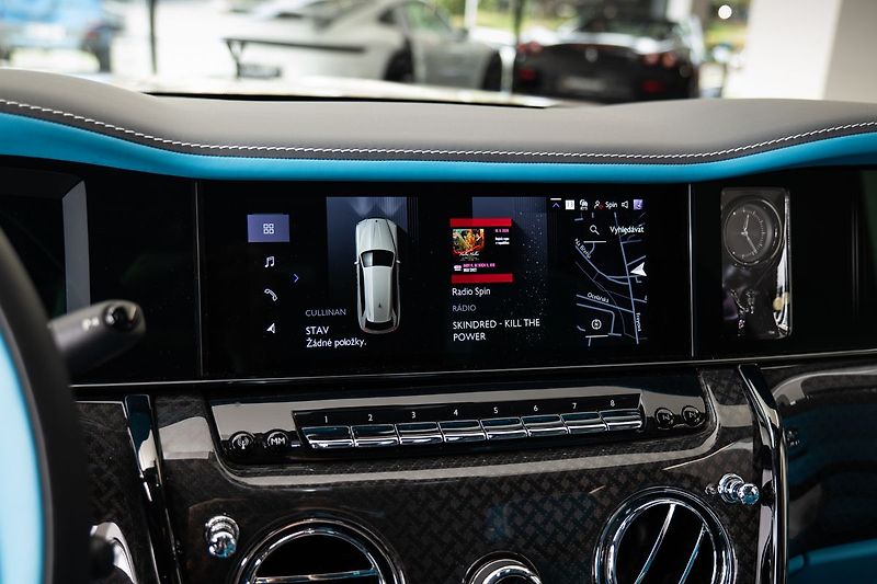 Rolls-Royce Cullinan Black Badge/Bespoke/Starling r - fotka 16 z 38