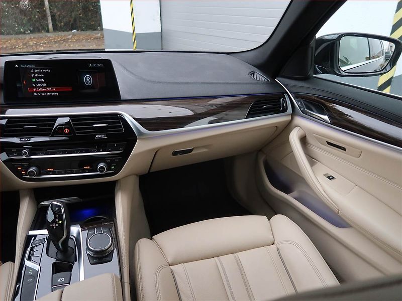 BMW Řada 5 (2018) Luxury Line 530i xDrive - fotka 8 z 25