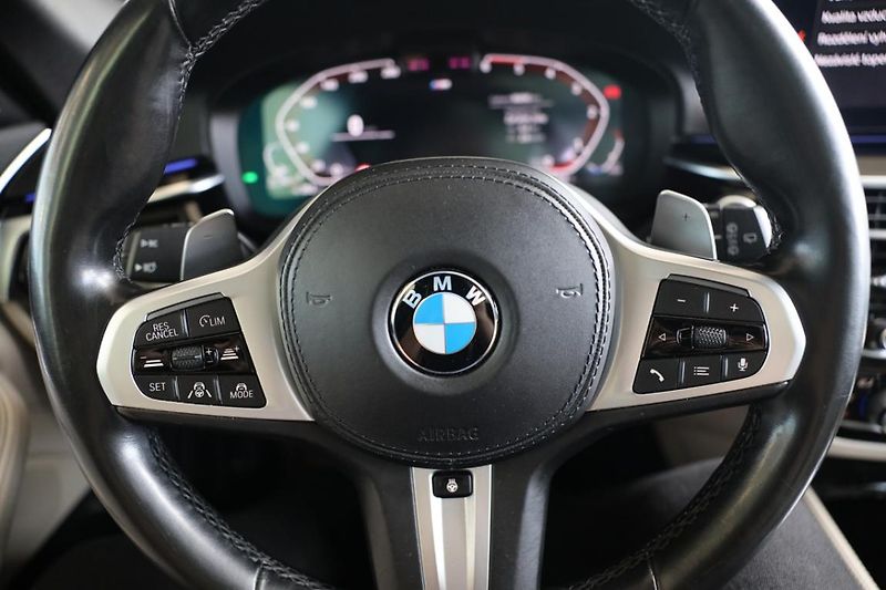 BMW Řada 5 530d xDrive Touring - fotka 30 z 33