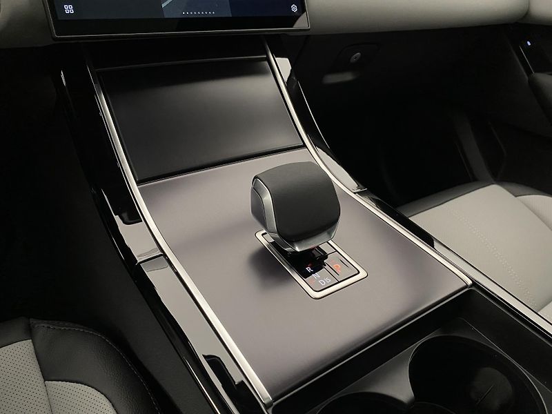 Land Rover Range Rover Velar D300 DYNAMIC SE AUT REZERVACE - fotka 31 z 63