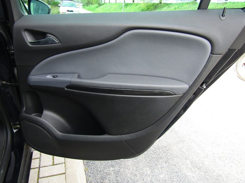 Opel Zafira (2015) 2.0 CDTi ÚPLNÁ SERVISNÍ HISTOR - fotka 25 z 48