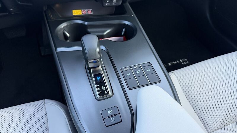 Lexus UX 300h 300H 2,0 HEV PRESTIGE 4X4 - fotka 20 z 27