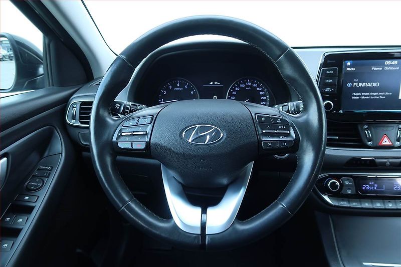 Hyundai i30 (2018) Style 1.4 T-GDI, Serv.kniha - fotka 17 z 24
