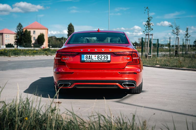 Volvo S60 (2019) T5, R design - fotka 3 z 7