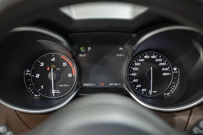 Alfa Romeo Stelvio Q4 2.2 JTD 154 kW - fotka 14 z 35