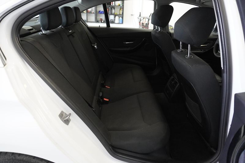 BMW Řada 3 320i 135kW AUTOMAT - fotka 22 z 27