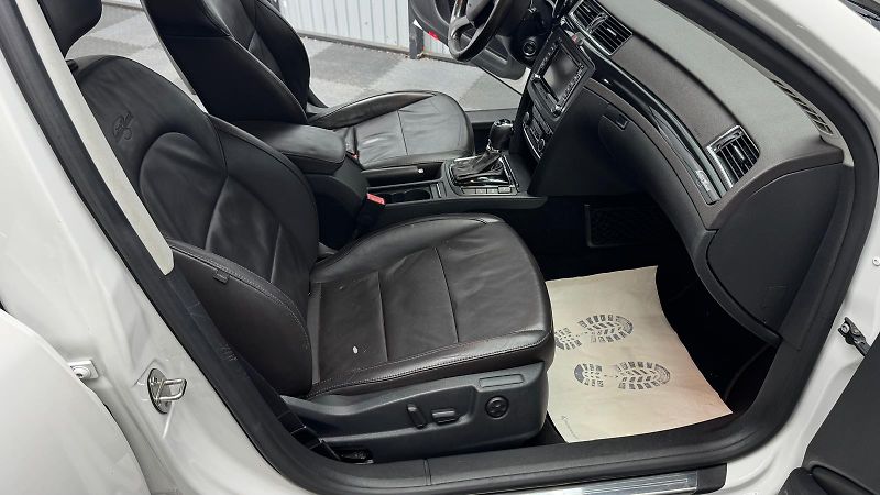 Škoda Superb (2014) Laurin & Klement - fotka 9 z 22