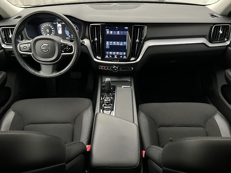 Volvo V60 B4 MOMENTUM AUT  - fotka 2 z 42