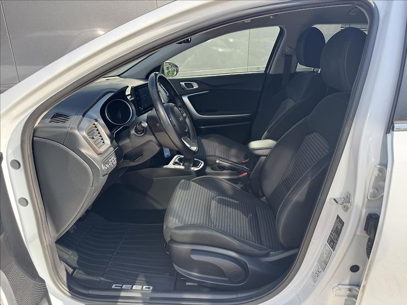 Kia Ceed 1,6 CRDI Exclusive ČR DPH - fotka 11 z 25
