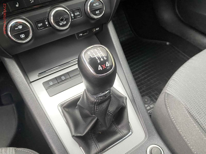 Škoda Octavia (2015) 2.0 TDi 4x4, Elegance - fotka 16 z 17