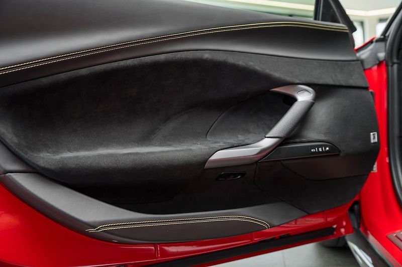 Ferrari 296 GTB Carplay/Lift/Carbon/Racing Sea - fotka 9 z 23