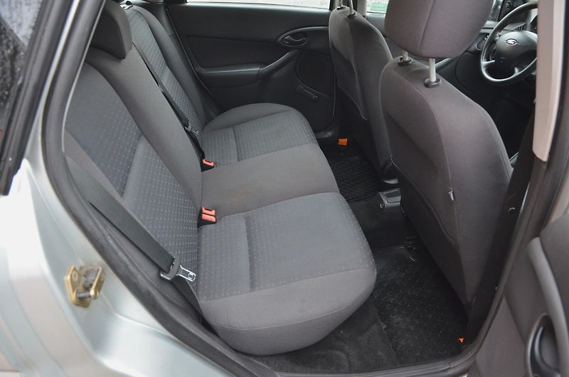Ford Focus (2004) 1.6i Zetec 74kW / ČR / 115tkm - fotka 12 z 28