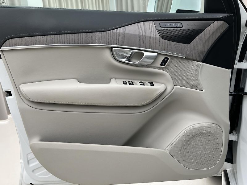 Volvo XC90 B5 AWD ULTIMATE REZERVACE - fotka 7 z 51