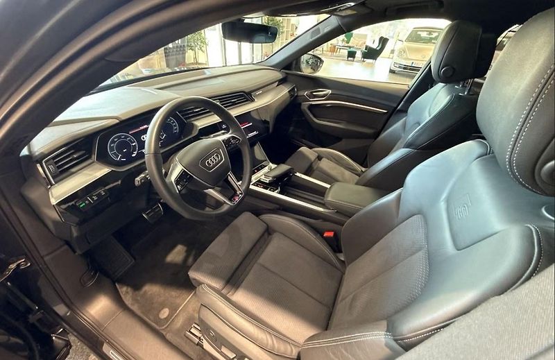 Audi Q8 e-tron 55 Q SoH 97% 360k Pano Tažné - fotka 13 z 34