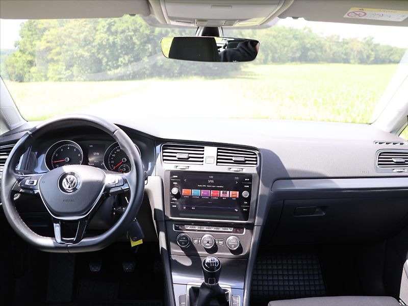 Volkswagen Golf 1,0 TSI 81kW CZ Comfort LED - fotka 26 z 34