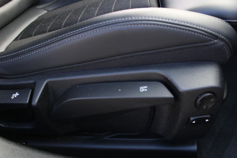 BMW Řada 3 (2019) 320d KŮŽE LED AUTOMAT TEMPOMAT - fotka 23 z 26