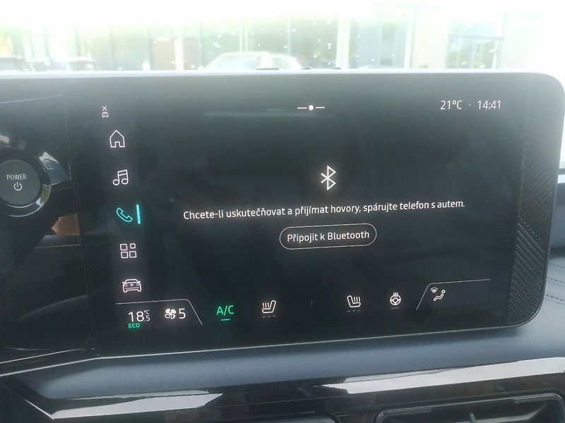Nissan Micra EVOLVE 52kWh - fotka 19 z 26