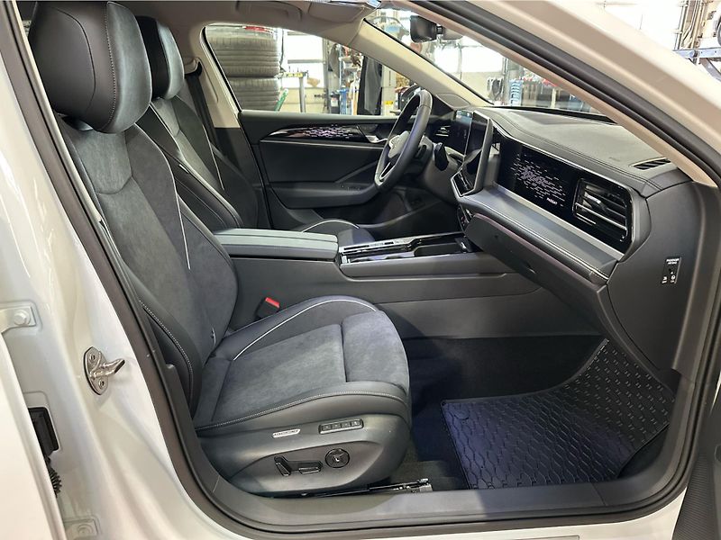 Volkswagen Passat Elegance 2,0 TDI 110 kW - fotka 25 z 25