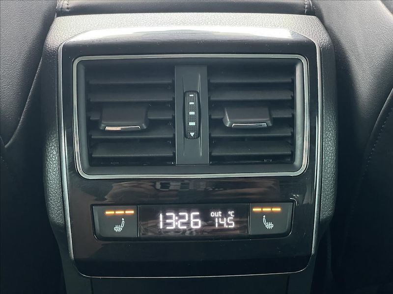 Škoda Superb 2,0 TDI DSG L&K TAŽNÉ+ACC+LED - fotka 16 z 25