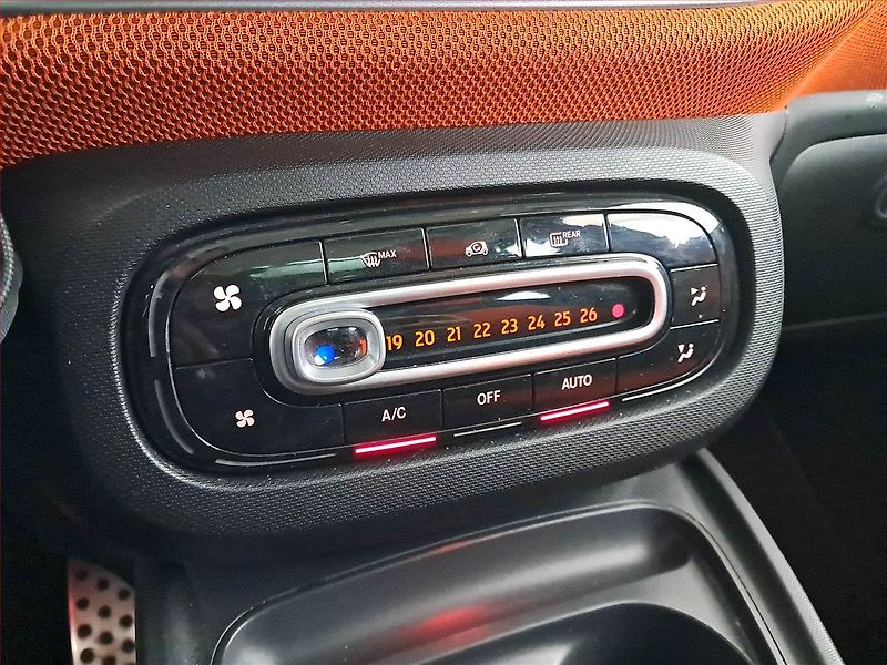 Smart Forfour (2015) 1.0, Tempomat, Vyhř. sedaček - fotka 16 z 19