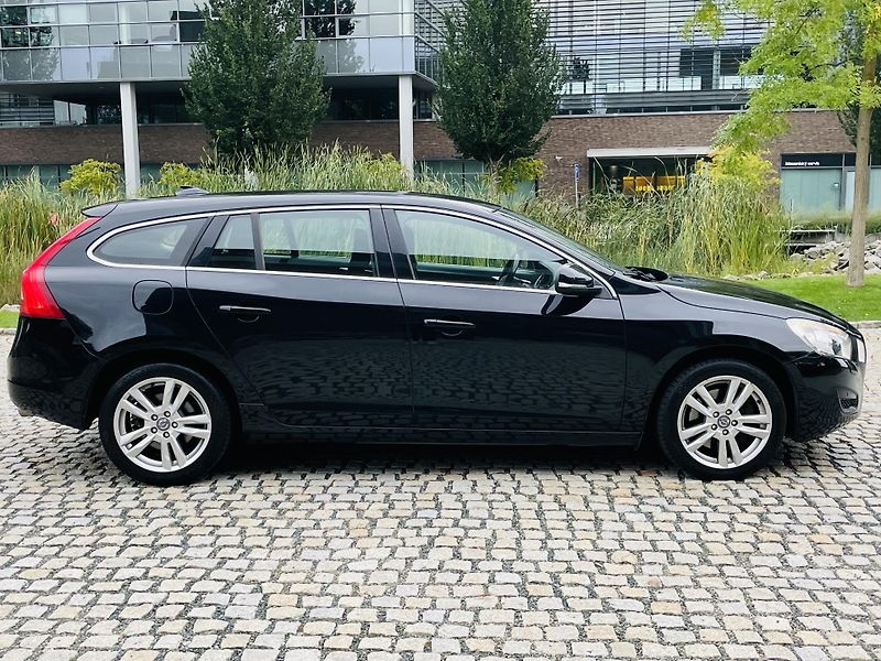 Volvo V60 2.4D5 MANUÁL TAŽNÉ SERVISKA - fotka 11 z 41