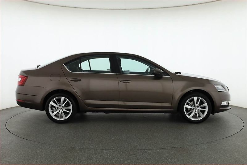 Škoda Octavia (2018) Style 1.4 TSI, ČR,1.maj - fotka 6 z 20