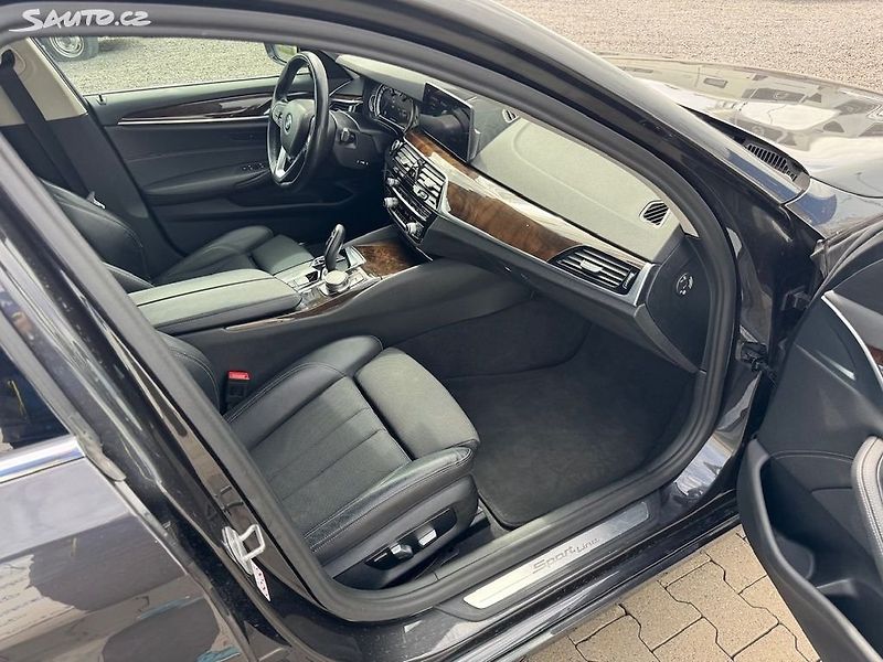 BMW Řada 5 (2017) 520d xdrive Sportline kombi - fotka 22 z 50